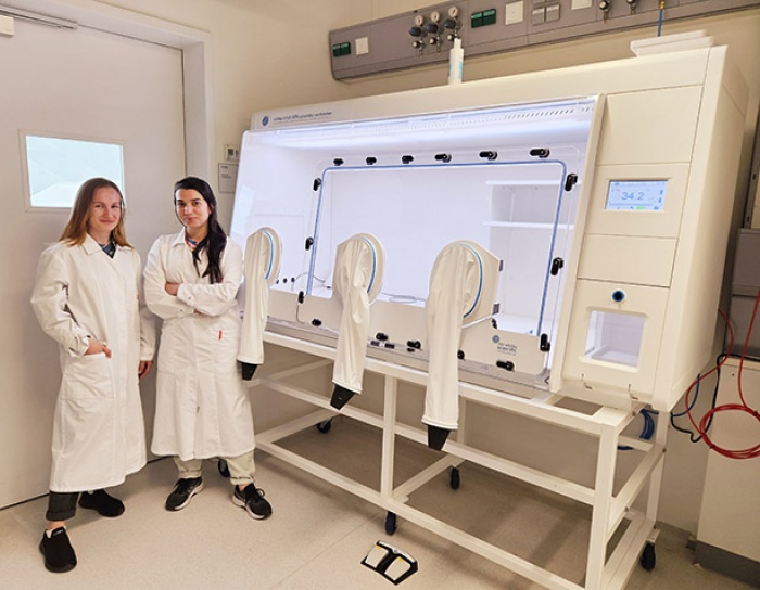 Effiziente Forschung am FLI: Installation der Whitley A145 HEPA Arbeitsstation
